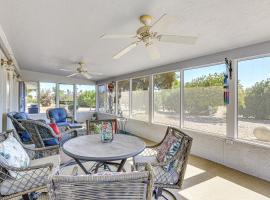 Quiet Sun City West Home - Near Surprise Stadium!，位于Sun City West的酒店