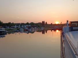 Odyssée gîte sur Péniche，位于索姆河畔的圣瓦列里的度假屋