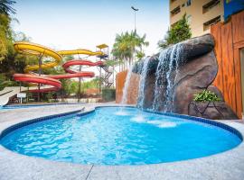 ÁGUAS TERMAIS NATURAIS nas PISCINAS com ÁGUAS QUENTES 24 HORAS acesso GRÁTIS aos PARQUES AQUÁTICOS dos RESORTS GOLDEN DOLPHIN GRAND HOTEL do SUPREME e do EXPRESS os melhores HOTÉIS RESORTS com PARQUE AQUÁTICO em CALDAS NOVAS Garanta JÁ PROMOÇÃO QUALIDADE，位于卡达斯诺瓦斯的酒店