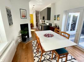 Flat1Hove- renovated, 2BR, patio, beach, free onsite parking，位于霍夫的酒店