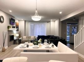 Flowealth Property Luxury Villa Near Lake Netflix TV Wifi，位于卡尔加里的民宿