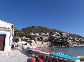Apartamento en Moraira con piscina 100 m de la playa，位于莫莱拉的酒店