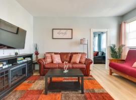 Charming Stoughton Apartment 20 Mi to Boston，位于斯托顿的酒店