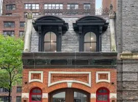 Landmarked NYC Townhome - Sleeps 10 -Group-Friendly