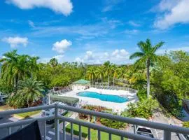 The Barbados -Bright Condo w Pool