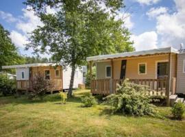 Camping 4 étoiles - Piscine - eecabc，位于Azur的酒店