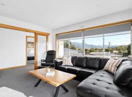 The Residential Retreat-Sleeps 15-Close to Shops，位于Warrane的酒店