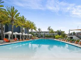 4 Beds Home In Newport Beach With Heated Jacuzzi, Pool, AC, Gym And Pickleball Courts，位于纽波特海滩的酒店