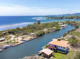Coco View Canal lot 18 private home home，位于罗阿坦的酒店