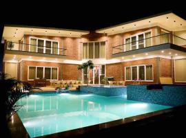 Tisya Farms-4 Bhk- luxury Pool Farm -Gurgaon-NCR，位于马尼萨的酒店