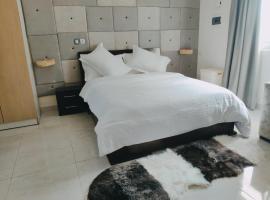 Immeuble Bisrrah, Studio A，位于阿比让的酒店