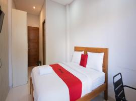 RedDoorz Plus at Kencana Residence Jimbaran，位于金巴兰的酒店