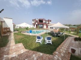 villa issen avec piscine privee pour les familles，位于Riaïna的酒店