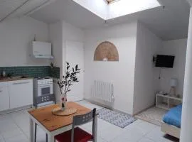 Studio entier et parking privé