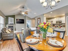 Beloit Home with Deck 3 Mi to Health System Campus，位于伯洛伊特的酒店