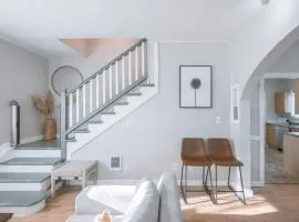 5 Bedroom House Cheerful Bungalow with AC Pet Friendly