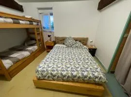 chambre 4 personnes avec entrée indépendante , grand parking, salle de bain, wc