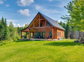 Fire Pit and Views Pet-Friendly Vermont Cabin，位于Craftsbury的酒店