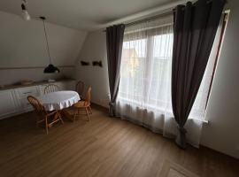 Vacation apartment in Bruntál for trips & outdoor，位于布伦塔尔的酒店