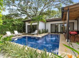 CU28 New 3 Bdrm Home w Pool and Guanacaste Tree，位于塔马林多的酒店