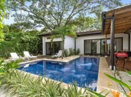 CU28 New 3 Bdrm Home w Pool and Guanacaste Tree