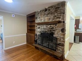 4-bedroom Duplex with AC and WiFi in Dalton GA，位于道尔顿的酒店