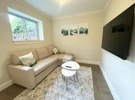 Cozy 1BR Near Skytrain - Explore Vancouver Easily