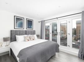 CoZy Apartments With King Size Beds Near Enfield Town & Chase Farm Train Stations With Wifi and Parking，位于恩菲尔德的酒店