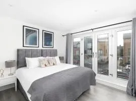 CoZy Apartments With King Size Beds Near Enfield Town & Chase Farm Train Stations With Wifi and Parking