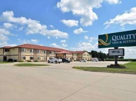Quality Inn & Suites Grinnell near University，位于Grinnell的酒店