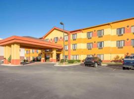 Quality Inn & Suites MidAmerica Industrial Park Area，位于Pryor的酒店