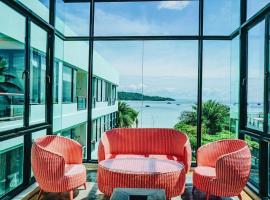 Phi Phi Nice Beach Hotel Hip，位于皮皮岛的带停车场的酒店