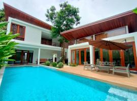 Pranaluxe 4 Bedroom Pool Villa C6，位于盼武里的酒店