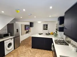 Fantastic 5 bedroom House with a Studio