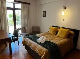 Retro City Center Gem by ARPA Hospitalities