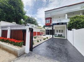 Boxsoon Nimman 2 # 4beds 3baths，位于清迈的酒店