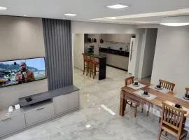 Amplo apartamento na quadra mar