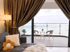 Muji Full Seaview Royal Strand with 2CarParks FOC Netflix Access and Youtube Premium 3Beds 3Bath for 6-12pax by Minshuku