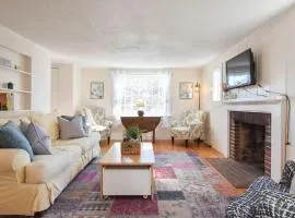 15556 - Walk to Skaket Beach or Bike to Rail Trail w Outdoor Shower SUP Board Ping Pong Table