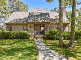 Waterfront on Pond w Private Beach，位于查塔姆的酒店