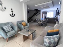 Casa Lujosa en Manta en Condominio con piscina，位于曼塔的别墅