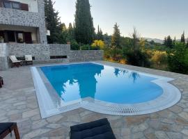 Πολυτελής Κατοικία στην Αμφίκλεια，位于阿姆菲克利亚的酒店