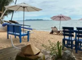 Surf Beach House Pool Villa