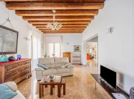 GuestHost - Beautiful Villa With Garden and Private Parking!
