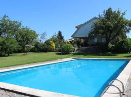 Chalet con piscina，位于图伊的酒店