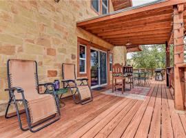 RUSTIC BLUEBONNET CABIN With VIEW BY HIDDEN FALL PARK，位于马布尔福尔斯的酒店