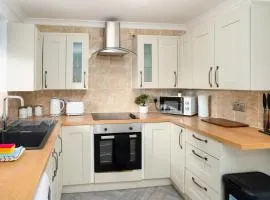 Spacious - 3 Bed - Free Parking