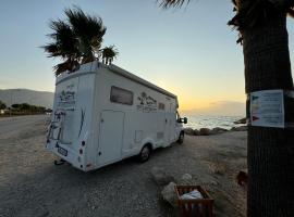Camper Van For Rent，位于地拉那的酒店