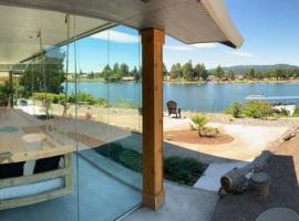 Lakefront House 4300sqft With Private Dock，位于伍德兰的酒店