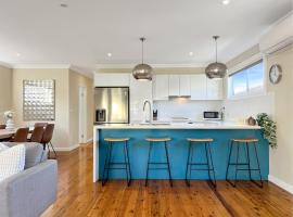 3-Bed Coastal Haven with Alfresco Dining & BBQ，位于Marks Point的酒店